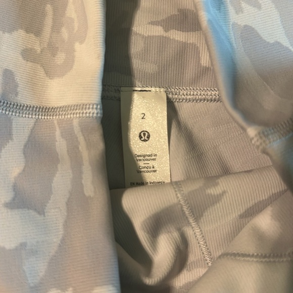 Lululemon White camo Wunder Under short 10in size 2 - Picture 3 of 6